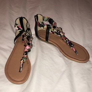 Cute zip back sandals 👡